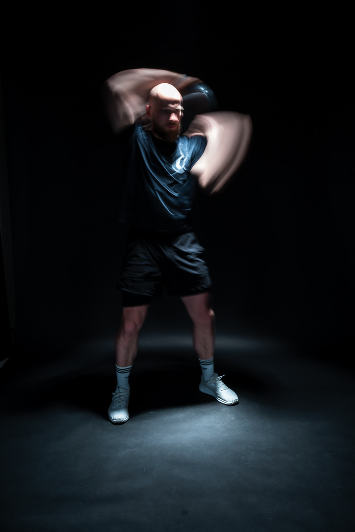 Dennis in einer dynamischen Trainingsbewegung
